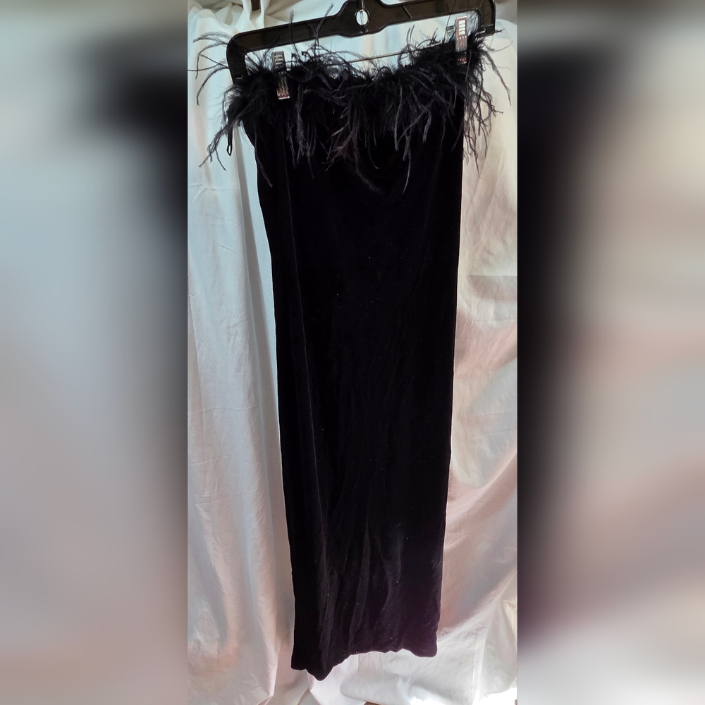 Elegant Black Strapless Dress with Feather Detail